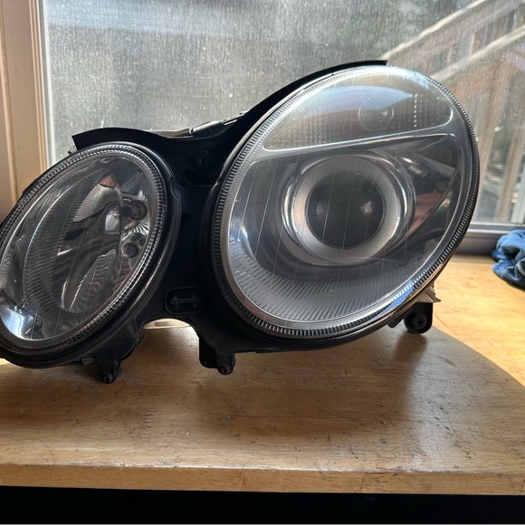 W211 Mercedes-Benz headlights halogen - Picture 2 of 5